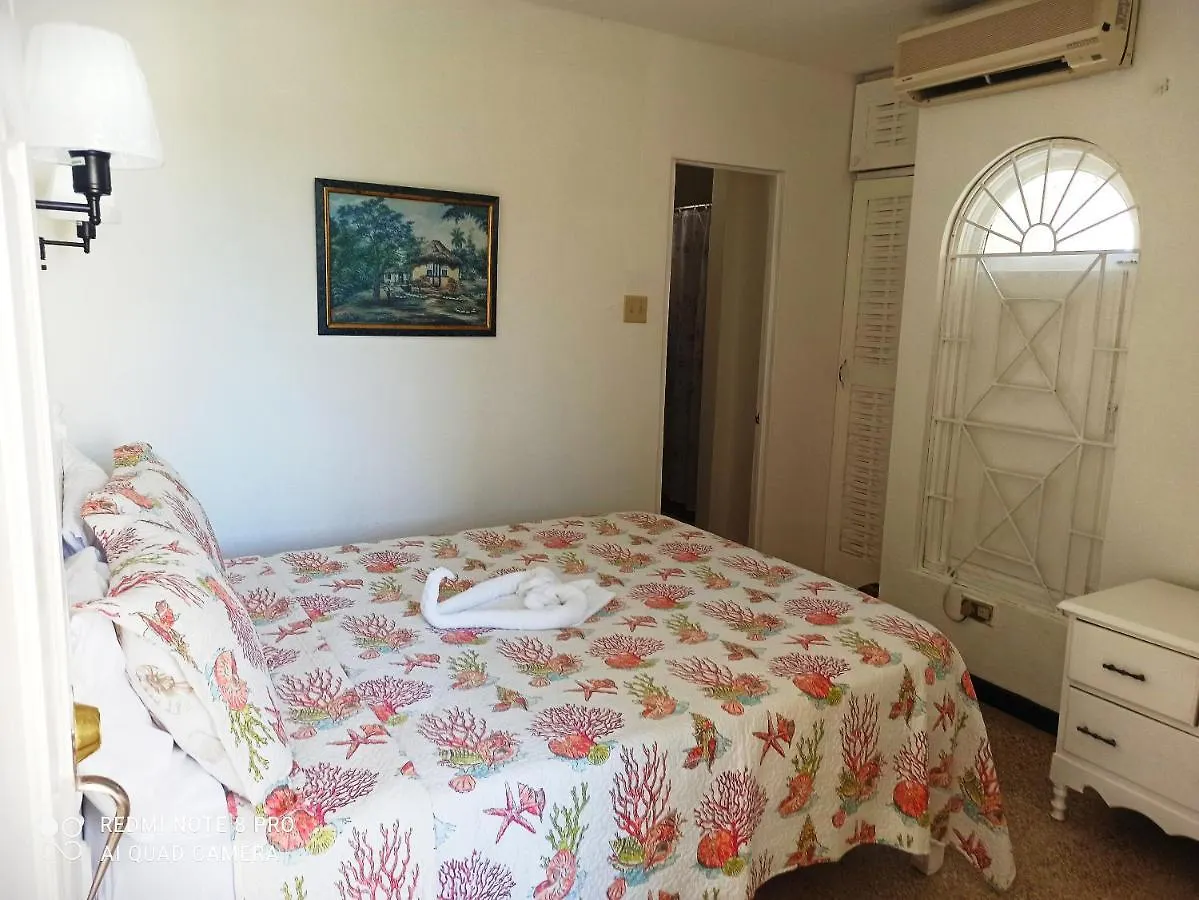 Columbus Heights Apt 26 F Ocho Rios Apartment